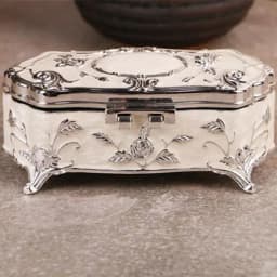 Small Size Vintage Jewellery Case Fashion Jewelry Box White Enamel Zinc-alloy Metal Trinket Box Flower Carved Toothpick storage
