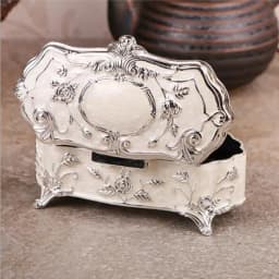 Small Size Vintage Jewellery Case Fashion Jewelry Box White Enamel Zinc-alloy Metal Trinket Box Flower Carved Toothpick storage