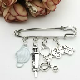 Fashion Dripping Brooch Doctor Medical Tool Stethoscope Syringe Face Mask Ambulance Heart Nurse Medical Gift Brooch Souvenir