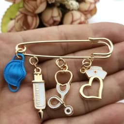 Fashion Dripping Brooch Doctor Medical Tool Stethoscope Syringe Face Mask Ambulance Heart Nurse Medical Gift Brooch Souvenir