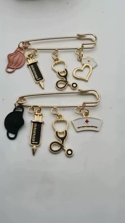 Fashion Dripping Brooch Doctor Medical Tool Stethoscope Syringe Face Mask Ambulance Heart Nurse Medical Gift Brooch Souvenir