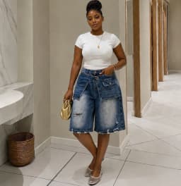 Women's High Waist Distressed Ripped Loose Fit Casual Denim Shorts with Frayed Hem Washed Look Summer Streetwear Bottoms