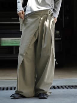 [EAM] High Waist Army Green Irregular Pleated Long Wide Leg Pants New Trousers Women Fashion Tide Spring Autumn 2026 1DJ4101