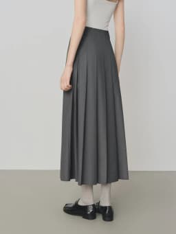 FSLE College Style Gray Retro Pleated Skirt For Women Autumn 2025 New Arrival Commuter Officelady Chic Long Skirt 25FS13198