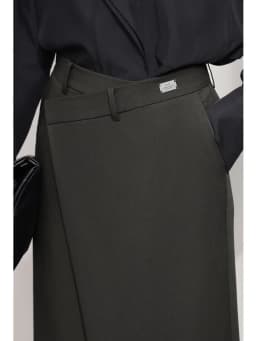 AMII Minimalist Half-body Skirt Women 2026 Autumn New Elegant Commuter Anti-wrinkle Asymmetric A-line Slim Long Skirt 12541053