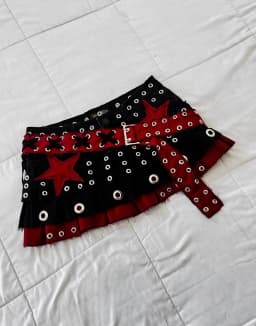 Women Punk Star Eyelet Skirt Black Red Belt Buckle Multiple Grommets Lace Up Detail Frayed Hem Distressed Mini Streetwear Sexy