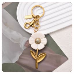 Daisy Bag Charm Flower Keychain Resin Floral Purse Pendant for Women Handbag Backpack Accessory Jewelry Birthday Gift