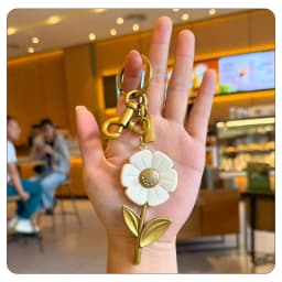 Daisy Bag Charm Flower Keychain Resin Floral Purse Pendant for Women Handbag Backpack Accessory Jewelry Birthday Gift