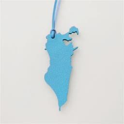 Factory Wholesale Custom Made Genuine Natural Leather Bahrain Map Keychain Ladies Backpack Pendant Women Men Bag Charm