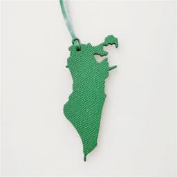 Factory Wholesale Custom Made Genuine Natural Leather Bahrain Map Keychain Ladies Backpack Pendant Women Men Bag Charm