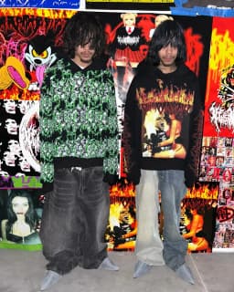 Men Black Pullover Hoodie Rock Inspired Street Trend Design Youth Clothing Loose Fit Comfy Urban Wear with Stylish Attitude