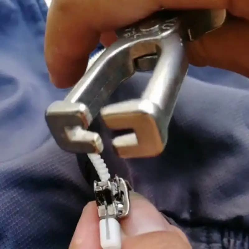Premium Zippers Install Stop Pliers in Stainless Steel; Perfect for DIY Sewing Kits and Clothes Shoes Zips Repair.