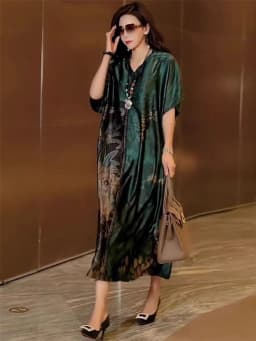 Long summer slimming dress, new retro V-neck style, big brand loose and stylish belly covering long skirt