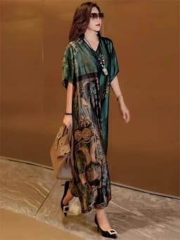 Long summer slimming dress, new retro V-neck style, big brand loose and stylish belly covering long skirt