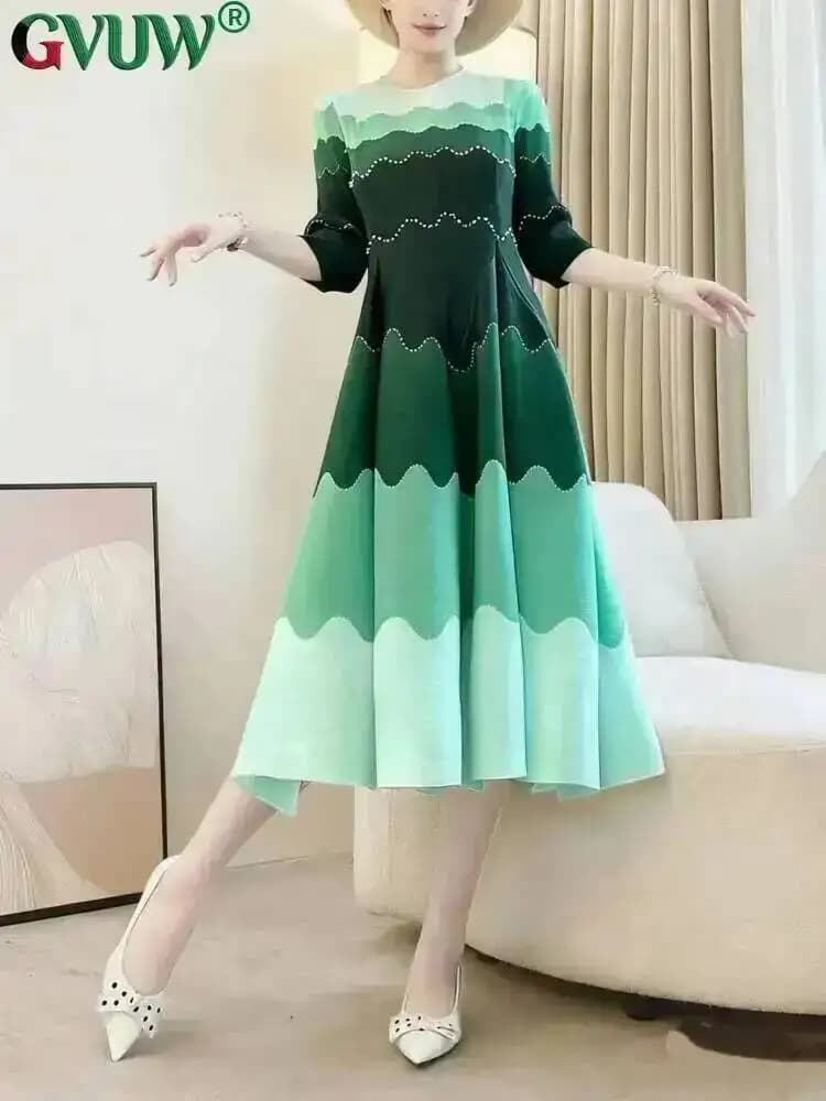 GVUW Fashion Pleated Women's Dress Wave Gradient Three Quarter Sleeved Round Neck Pullover Dresses 2026 Summer New Tide 17S3684