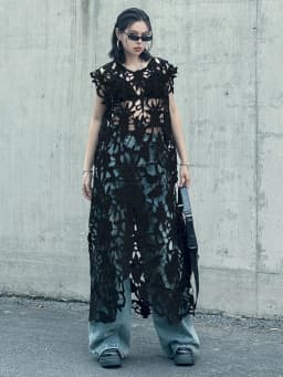 [EAM] Women Black Lace Hollow Out Perspective Big Size Dress New Round Neck Sleeveless Fashion Tide Spring Summer 2026 1DJ0243