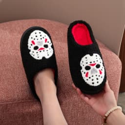 A Pair of Black Halloween Horror Mask Skull Pattern Embroidered Plush Home Thick-Soled Comfortable Slippers, Personalized Warm Non-Slip Indoor Slippers, Autumn and Winter Gift, Suitable for Both Men and Women