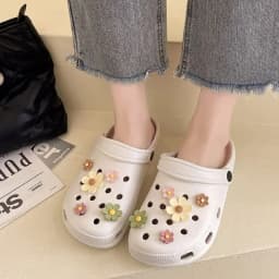 New Best Selling Hole Shoes Charms Ready To Put on White Daisy Sunflower Combination Suit Shoe Buckle Girlish Shoes Accessories