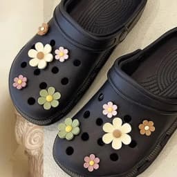 New Best Selling Hole Shoes Charms Ready To Put on White Daisy Sunflower Combination Suit Shoe Buckle Girlish Shoes Accessories