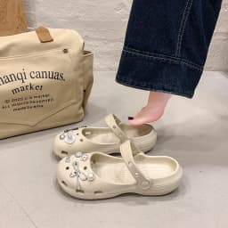 A Pair of Women's Wear-Resistant Summer Non-Slip Clogs, New Sports Beach Shoes for Outdoor Wear, Thick-Soled, Comfortable and Simple Women's Shoes