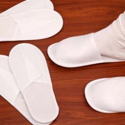 White Disposable Slipper Non-Slip House Slippers Individually Packaged Unisex Brushed Slides for Hotel Travel Households Shoes