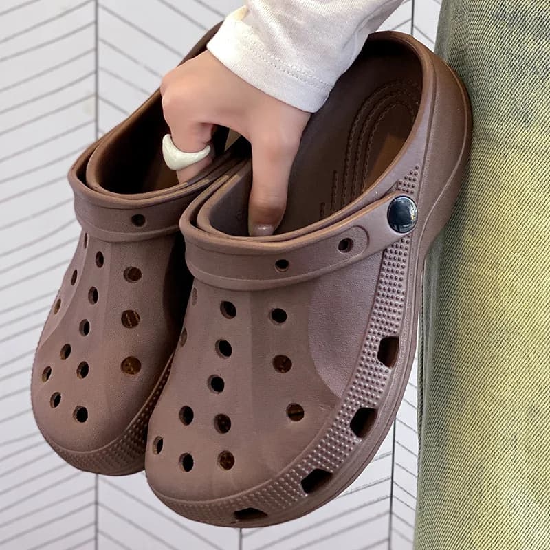 2026 new summer simple breathable hole shoes women's low-heeled nurse cartoon cute couple bag head cool slippers