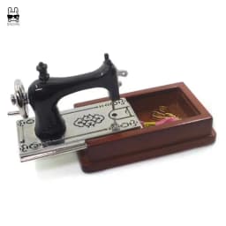 1Pc Doll House Mini Exquisite Alloy Mini Sewing Machine Mini Alloy Sewing Machine 1:12 Scale Dollhouse DIY Decoration Gift