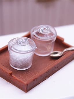 2Pcs 1:12 Scale Dollhouse Miniature Glass Sugar Bottles Spice Seasoning Jar With Cover Model Kitchen Decor Toy