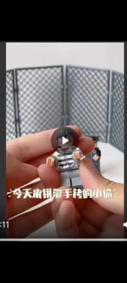 Building block doll police catch thieves traffic Chinese traffic police riding a motorcycle boy assembling building block toys
