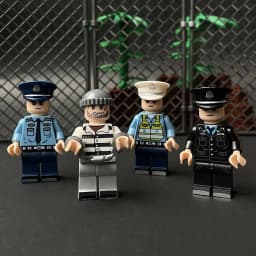 Building block doll police catch thieves traffic Chinese traffic police riding a motorcycle boy assembling building block toys