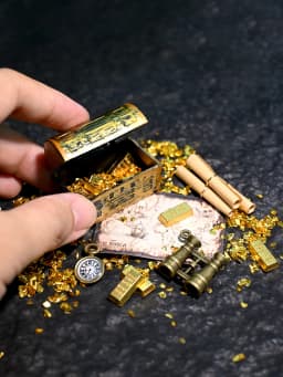 A Miniature Pirate-Style Treasure Hunting Ornament, Imitation Gold, 1/6, 1/12 Scale Dollhouse Decoration, Model House Accessories, Photography Props, Micro-Landscape Ornament, Small Gift, Giveaway, Home Decoration