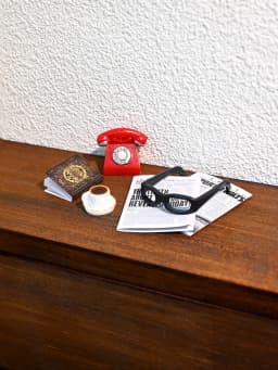 A Miniature Vintage Desktop Ornament, Miniature Telephone, Miniature Glasses, 1/6, 1/12 Dollhouse Dollhouse Accessories, Dollhouse Decoration, Model House Accessories, Photography Props, Miniature Landscape Ornaments, Miniatures Decoration, Small Gifts, Giveaways, Home Decor Items