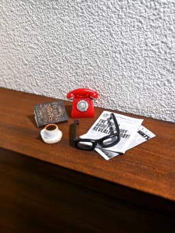 A Miniature Vintage Desktop Ornament, Miniature Telephone, Miniature Glasses, 1/6, 1/12 Dollhouse Dollhouse Accessories, Dollhouse Decoration, Model House Accessories, Photography Props, Miniature Landscape Ornaments, Miniatures Decoration, Small Gifts, Giveaways, Home Decor Items