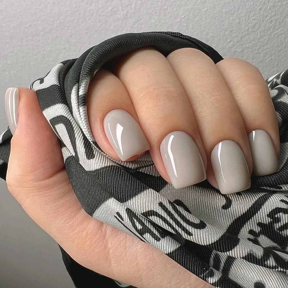 24p French Short Solid Color False Nails Simple & Elegant Design Fake Nail Art Full Coverage Detachable Artificial Press on Nail