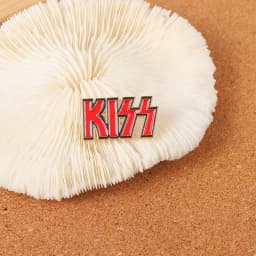 Creative Red Letters KISS Enamel Brooch Heart Love Miss Valentine Alloy Pins Badge Clothes Accessories Women Jewelry Gifts