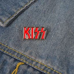 Creative Red Letters KISS Enamel Brooch Heart Love Miss Valentine Alloy Pins Badge Clothes Accessories Women Jewelry Gifts