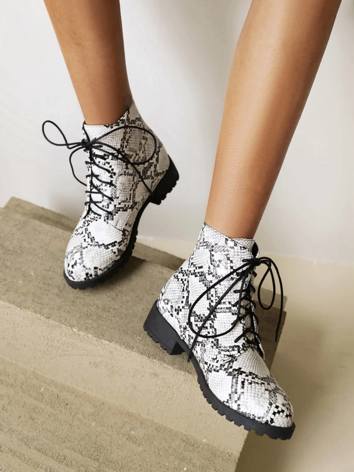 Oversized Blue Snake Print Lace-Up Women's Ankle Boots, Flat-Bottomed Low-Heeled Short Plush Inner Lining Autumn Warm Short Boot