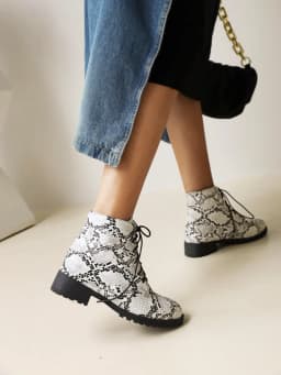 Oversized Blue Snake Print Lace-Up Women's Ankle Boots, Flat-Bottomed Low-Heeled Short Plush Inner Lining Autumn Warm Short Boot