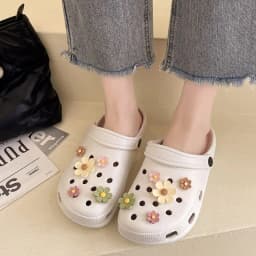 Best Selling Hole Shoes Charms Ready To Put on White Daisy Sunflower Combination Suit Shoe Buckle Girlish Shoes Accessories New