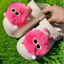 Hot Selling Plush Ball Hole Shoes Charms for Furry Ball Cute Shoe Charms Designer Lovely Removable Shoes Accessories All-match