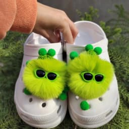 Hot Selling Plush Ball Hole Shoes Charms for Furry Ball Cute Shoe Charms Designer Lovely Removable Shoes Accessories All-match
