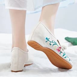 Floral Embroidered Shoes for Women Vintage Casual Loafers Canvas Dance Performance Shoe Ethnic Pumps Ladies Slingbacks Sandals