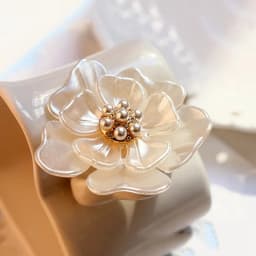 Trendy New Camellia Women Brooch Elegant Flower Pearl Pins Fashion Female Party Coat Dress Scarf Accessories Jewelry Gift