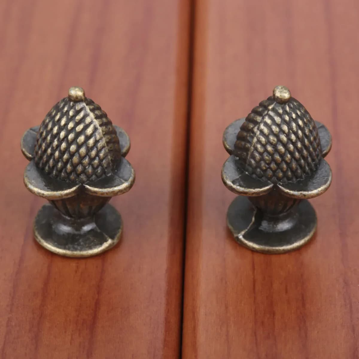 2pcs Alloy Strawberry Knobs Antique Bronze Zinc Alloy Handles Pulls w/screws 25x18mm Drawer Door Cabinet Vintage Decor w/screws