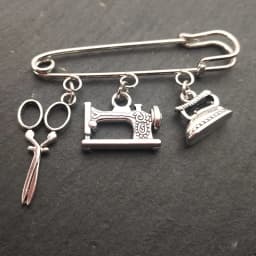 Popular enamel sewing machine brooch pins Fashionable iron scissors Cute iron brooch accessories Small gifts for friends
