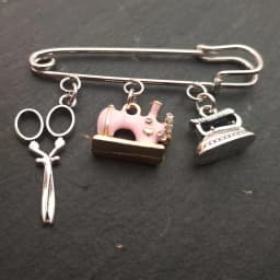 Popular enamel sewing machine brooch pins Fashionable iron scissors Cute iron brooch accessories Small gifts for friends