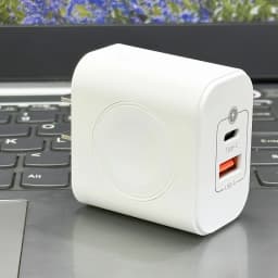 23W 3-in-1 charger, capable of charging three devices simultaneously, with built-in wireless charging for watches, suitable for