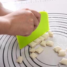 1 plastic cake cream spatula, dough knife, smooth edged butter scraper, baking tool - essential for home use