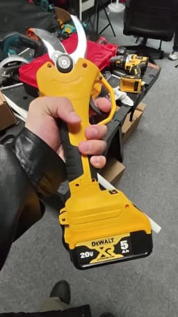 Brushless Electric Scissor Garden Trimmer 30mm Cutting Electric Pruning Shears Garden Power Tools for Dewalt 20V Battery Pins