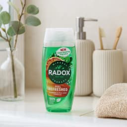 Radox Feel Refreshed Shower Gel 225ml, Eucalyptus and Citrus Body Wash, Energising Daily Skin Cleanser